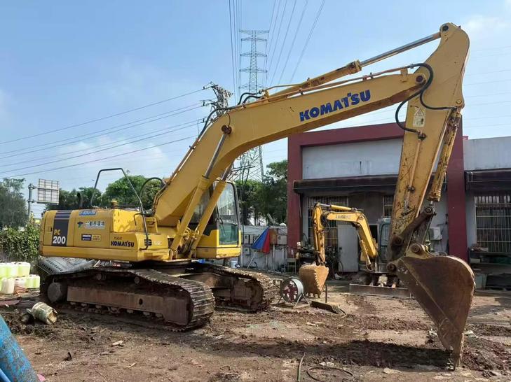 Buy Komatsu PC200-7 Used Excavator / 1