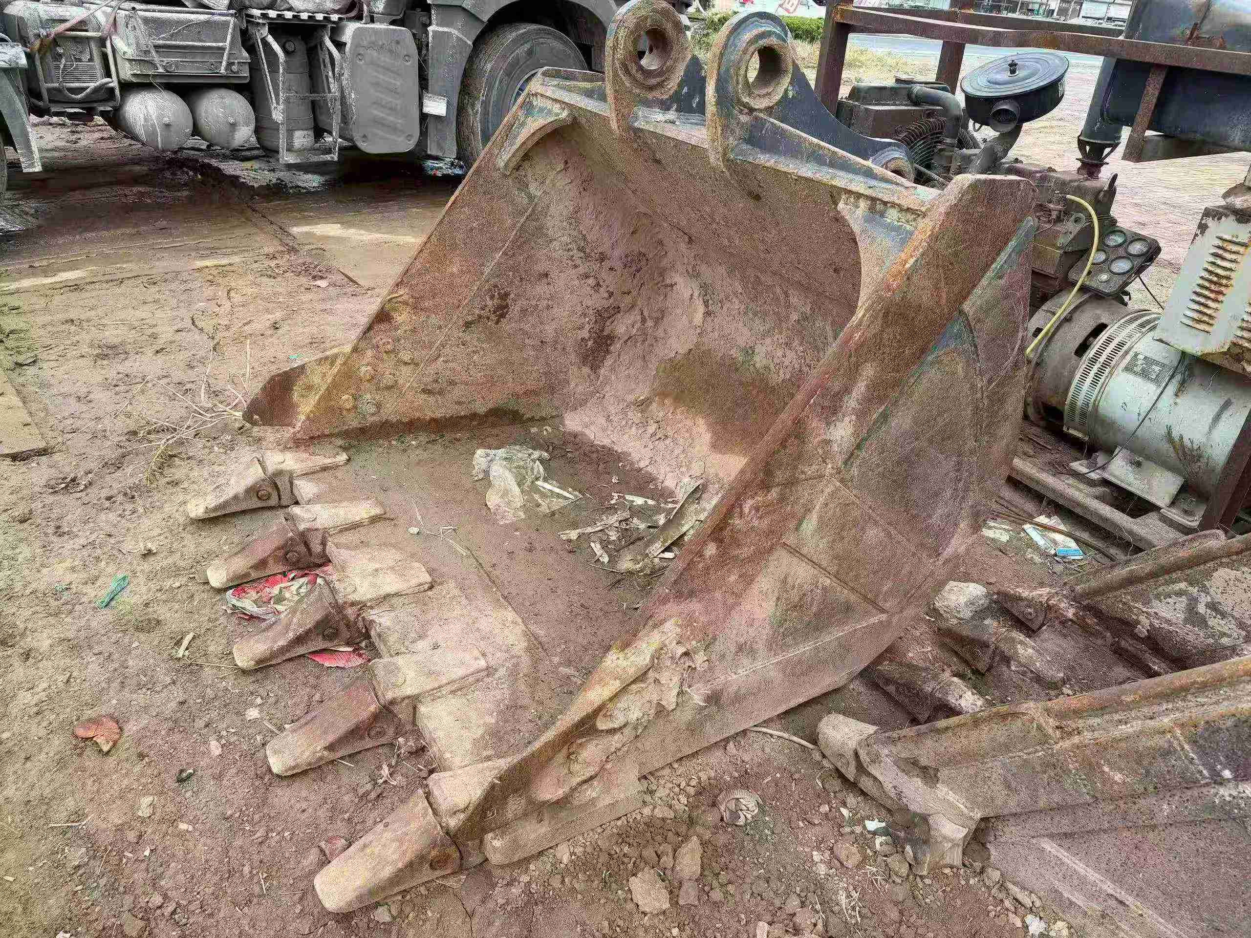 شراء حفارة Caterpillar 323 مستعملة / 4
