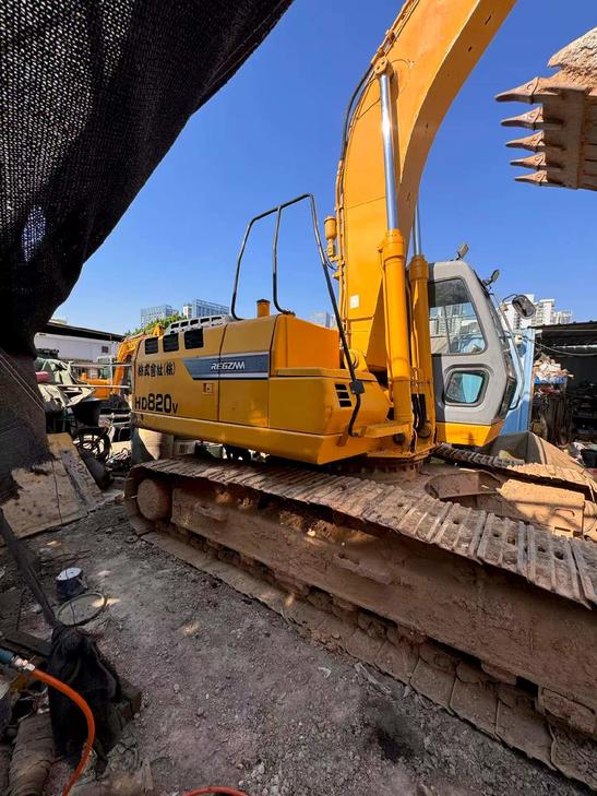 Buy Kato HD820V Used Excavator / 1
