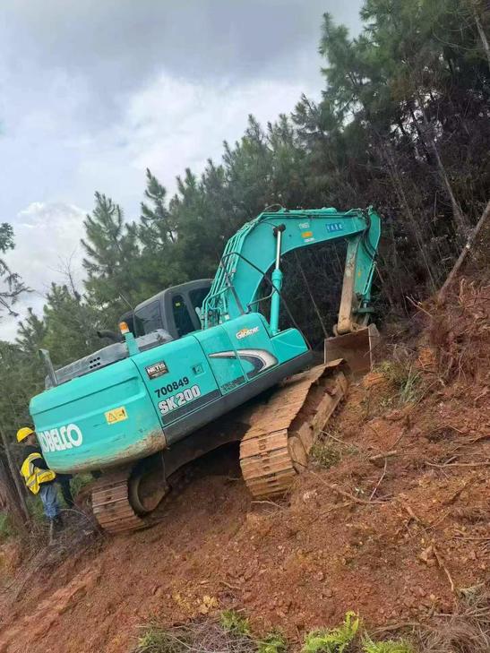Buy Kobelco SK200 Used Excavator / 1