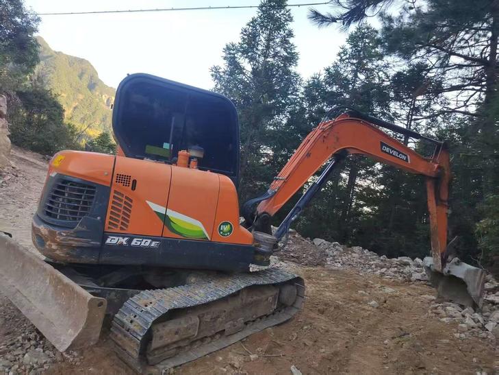 Buy Doosan DH60 Used Excavator / 1