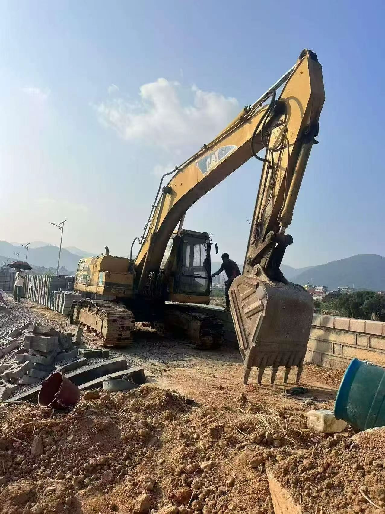 Buy Caterpillar 320V2 Used Excavator / 2