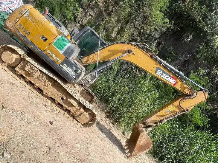 Buy XCMG XE135B Used Excavator / 1