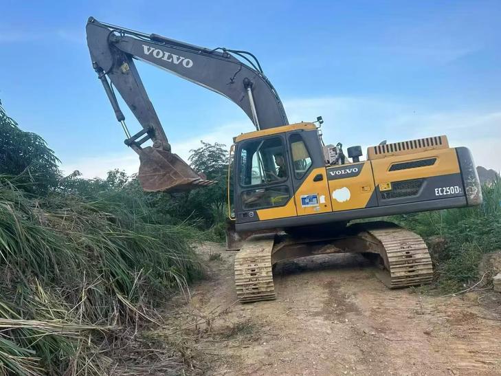Buy Volvo L250G Used Excavator / 1