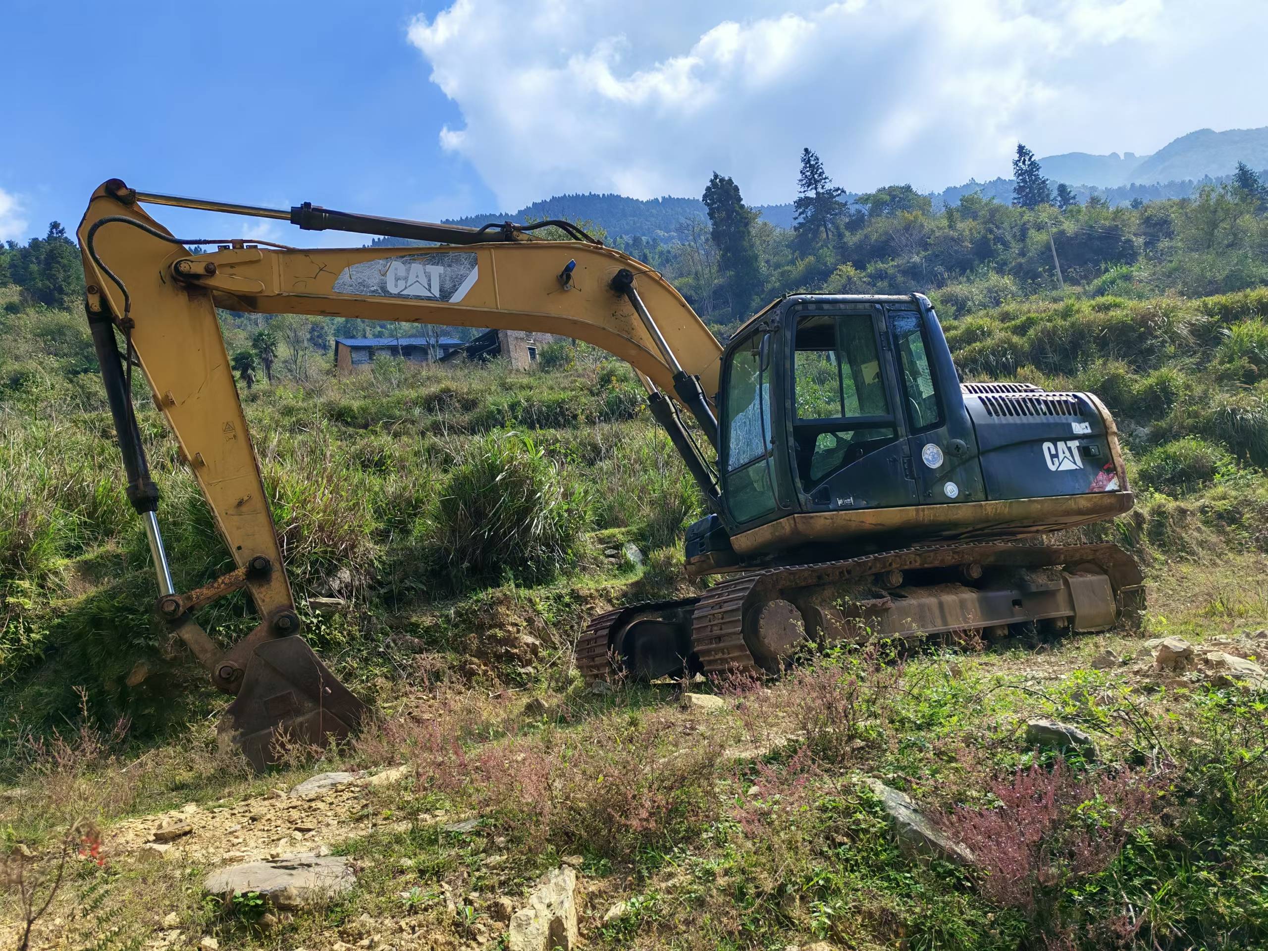 شراء حفارة Caterpillar M318 مستعملة / 2