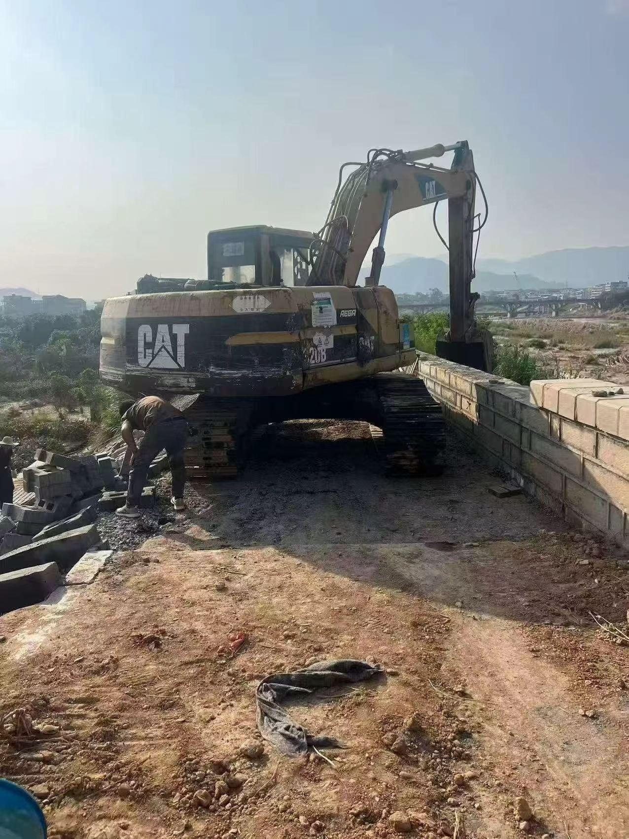 Buy Caterpillar 320V2 Used Excavator / 3