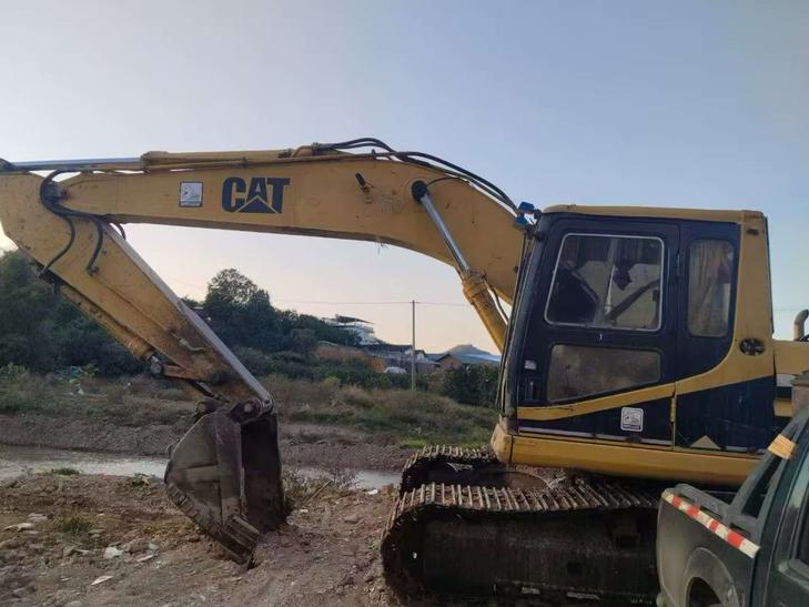 Buy Caterpillar 320V1 Used Excavator / 1