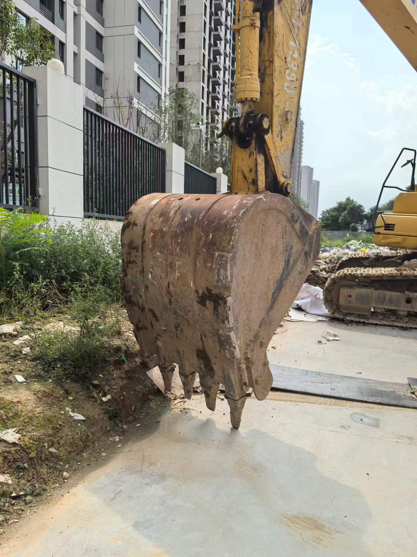 Buy Komatsu PC220-8M0 Used Excavator / 3