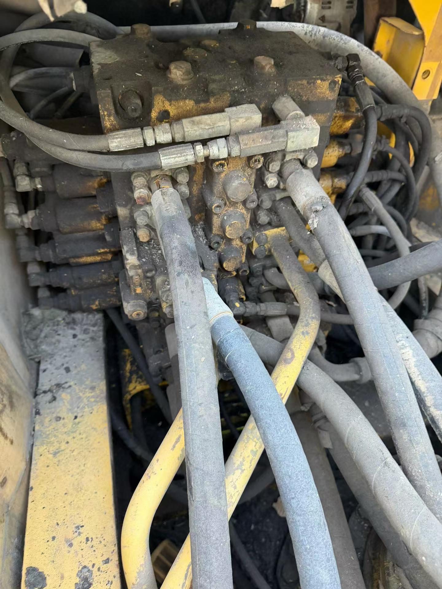 Buy Komatsu PC220-8 Used Excavator / 2
