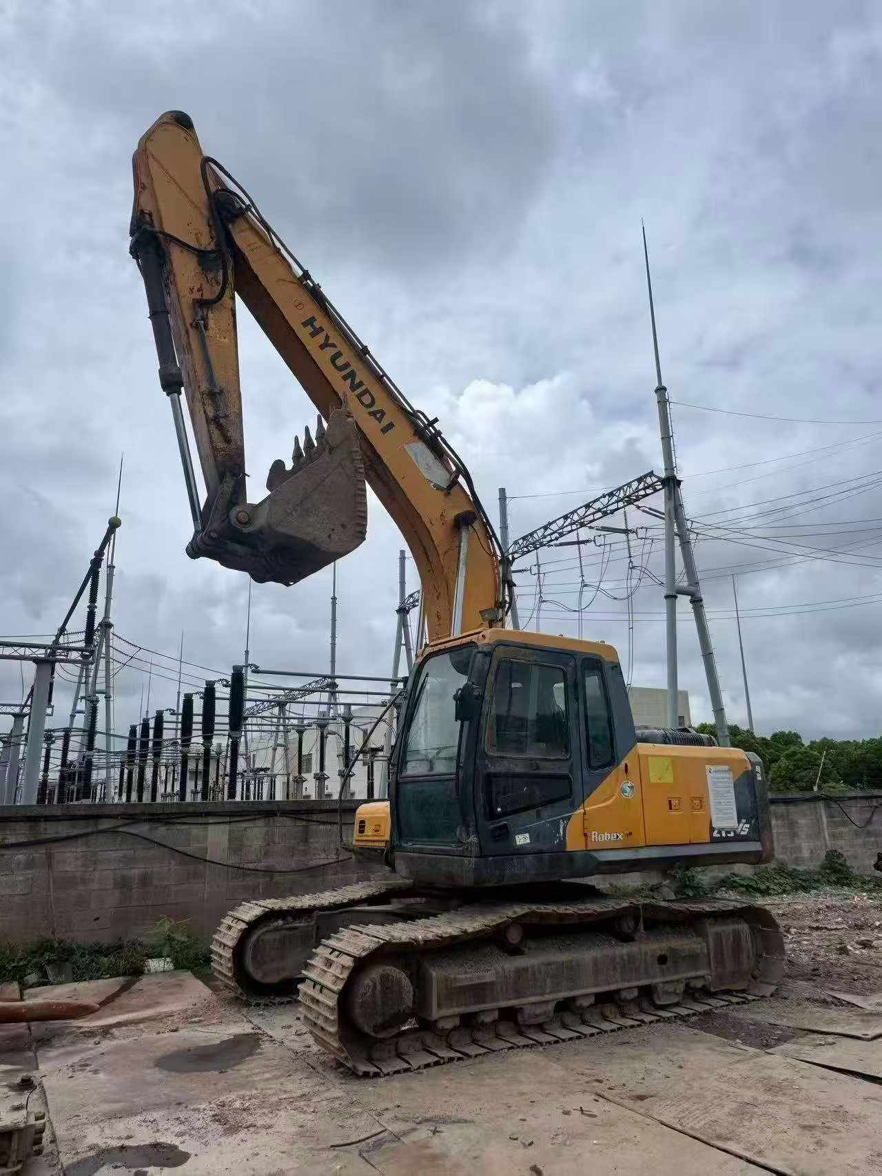Buy Hyundai R215VS Used Excavator / 5