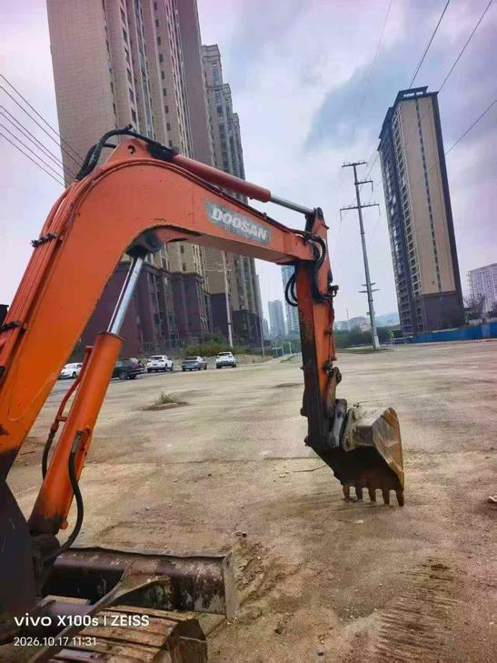 Buy Doosan DH60 Used Excavator / 1