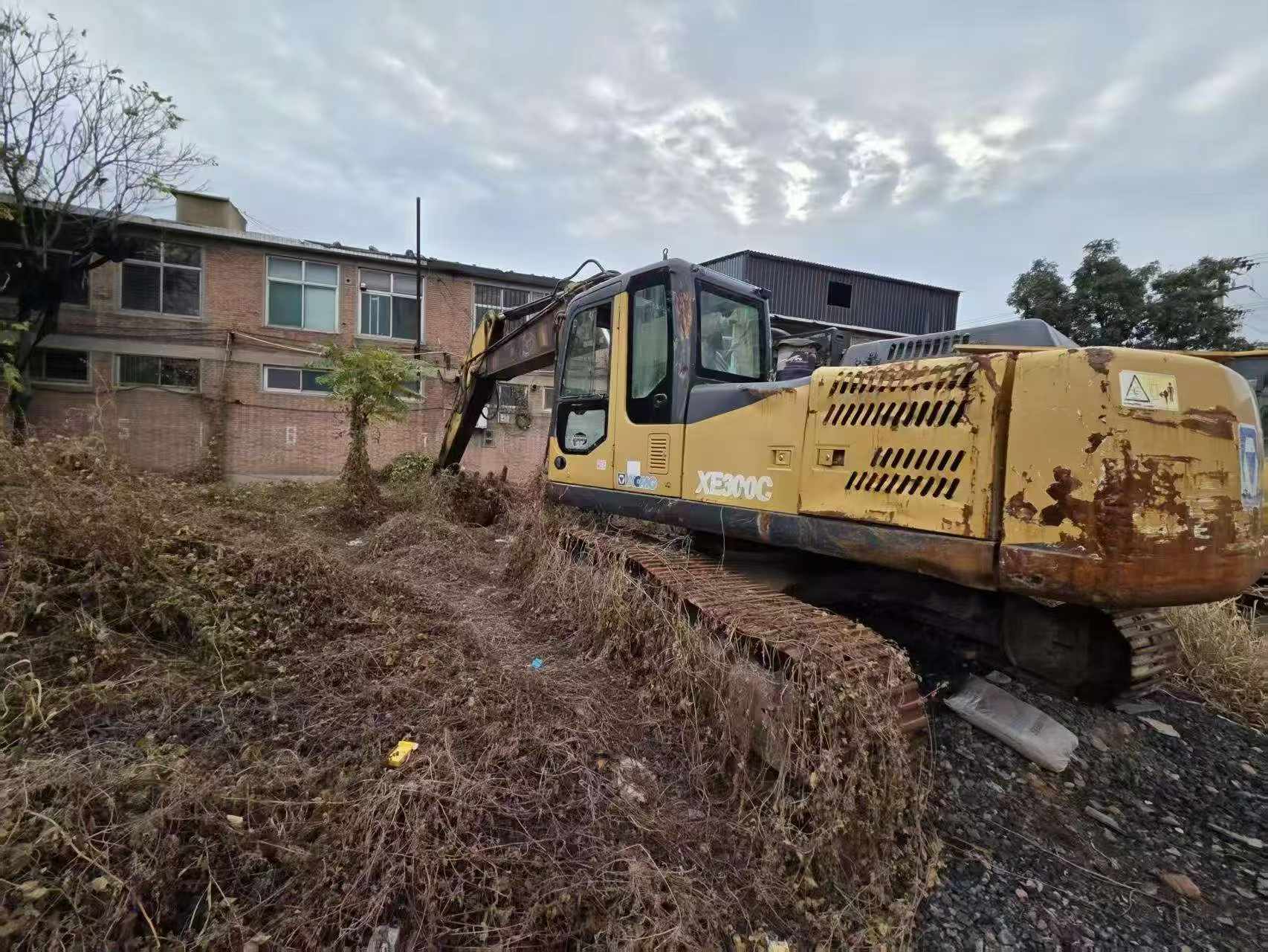 Buy XCMG XE265C Used Excavator / 3