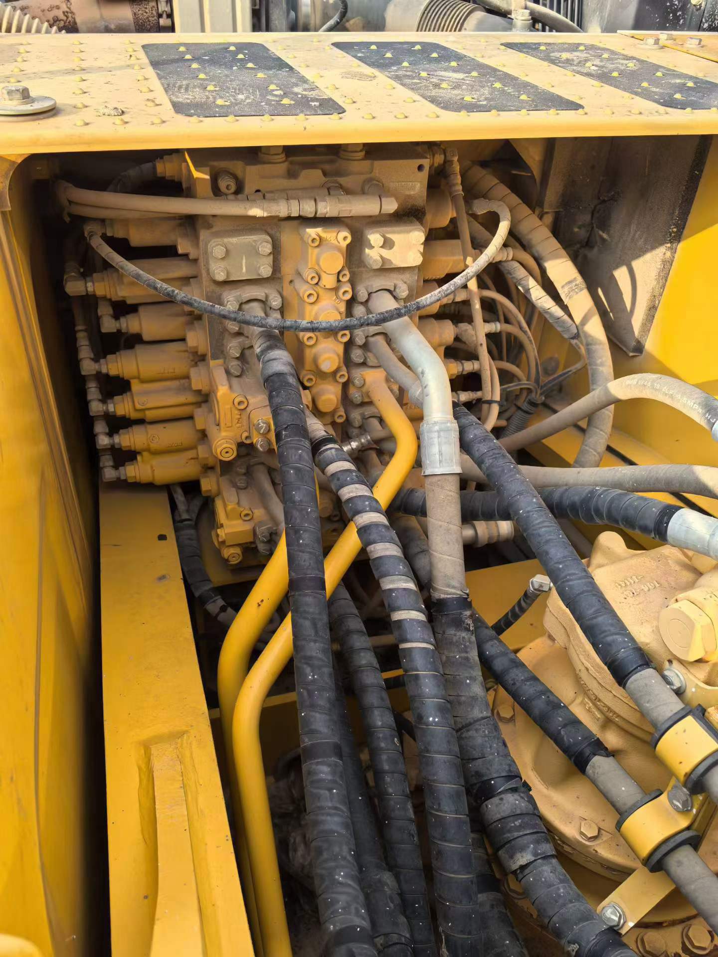 Buy Komatsu PC220-8M0 Used Excavator / 5