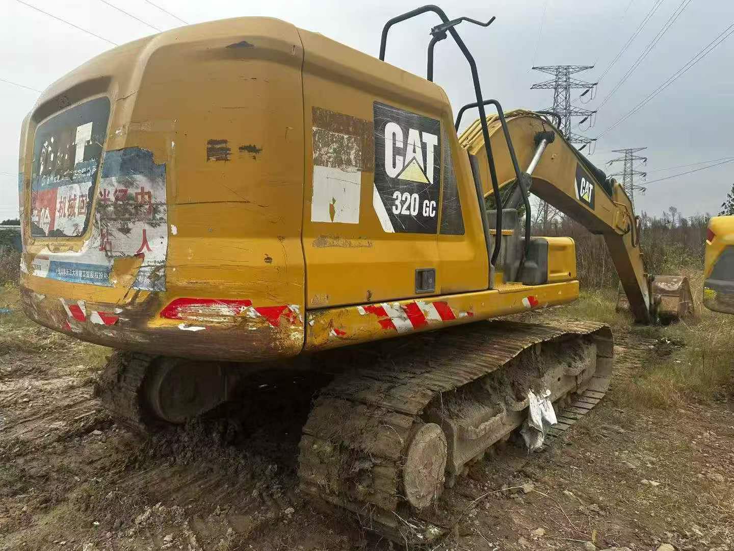 شراء حفارة Caterpillar 320A مستعملة / 3