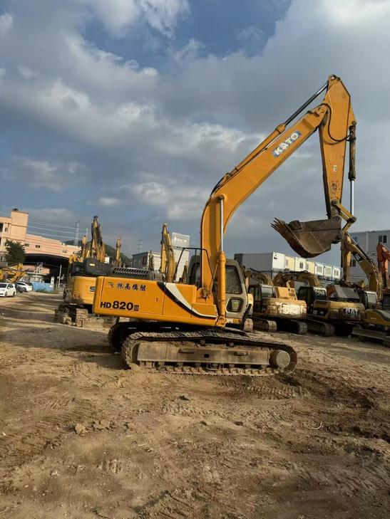 Buy Kato 820-3SP Used Excavator / 1