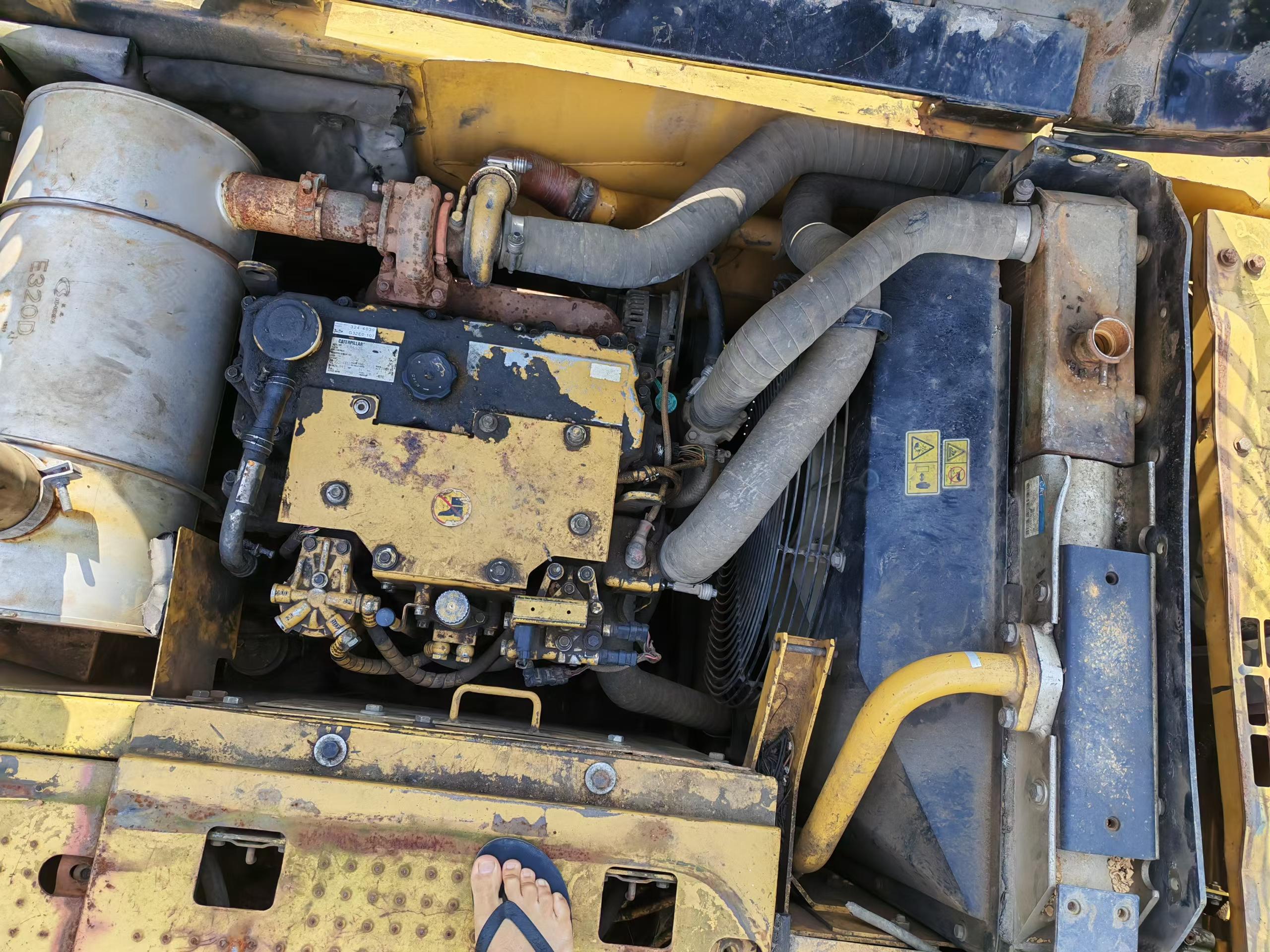 شراء حفارة Caterpillar M318 مستعملة / 8