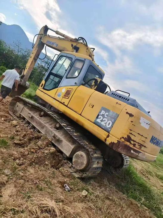 Buy Komatsu PC220 Used Excavator / 1