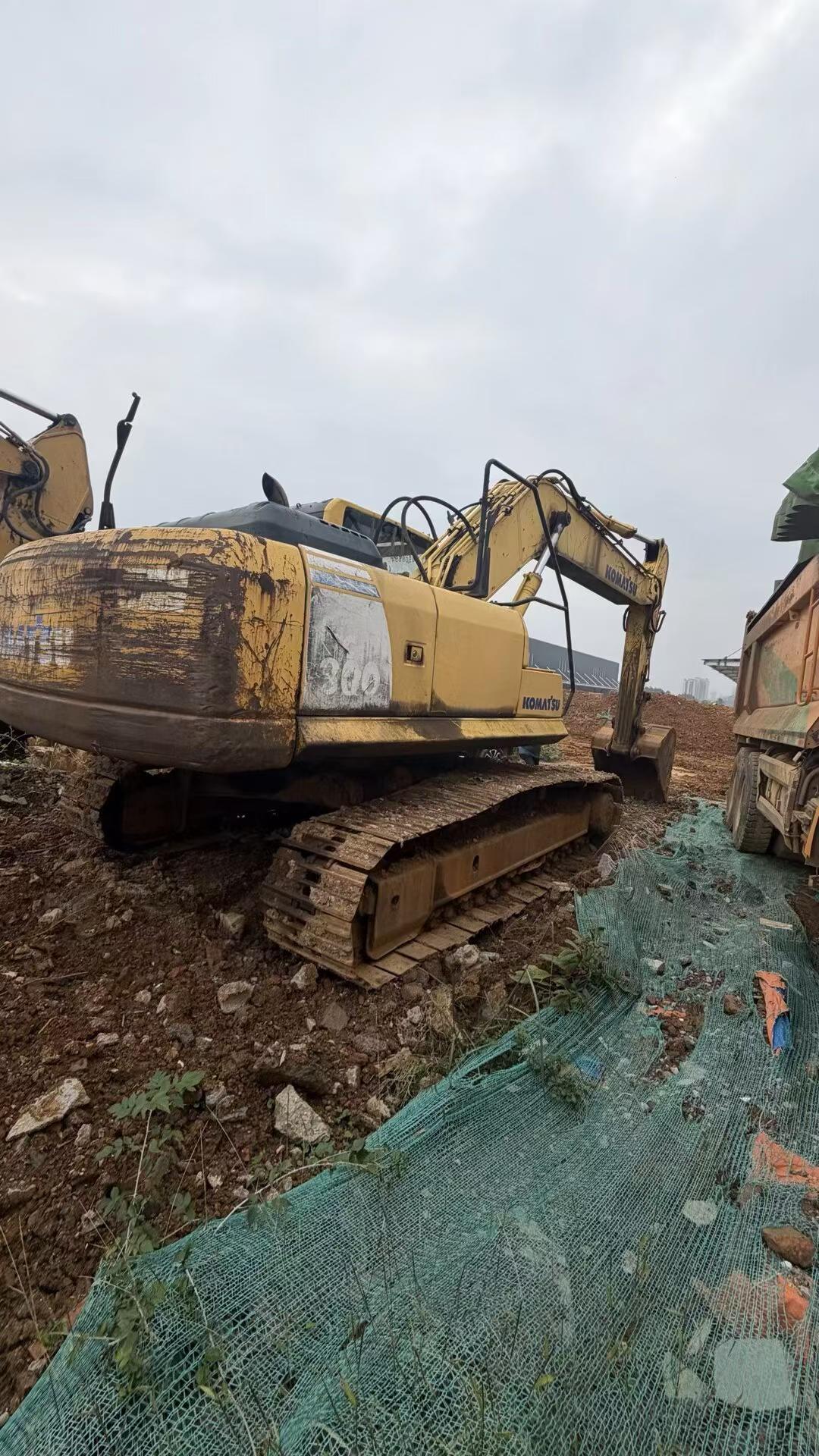 Buy Komatsu PC220-8 Used Excavator / 2