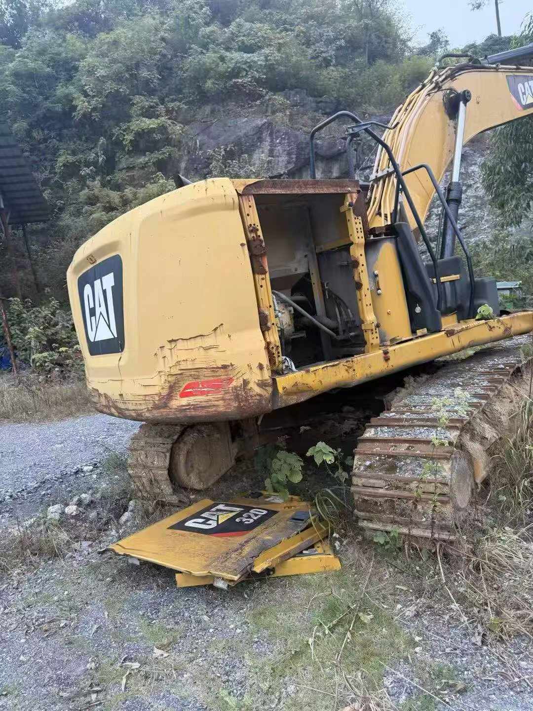 Compre Escavadeira Caterpillar 320A Usada / 3
