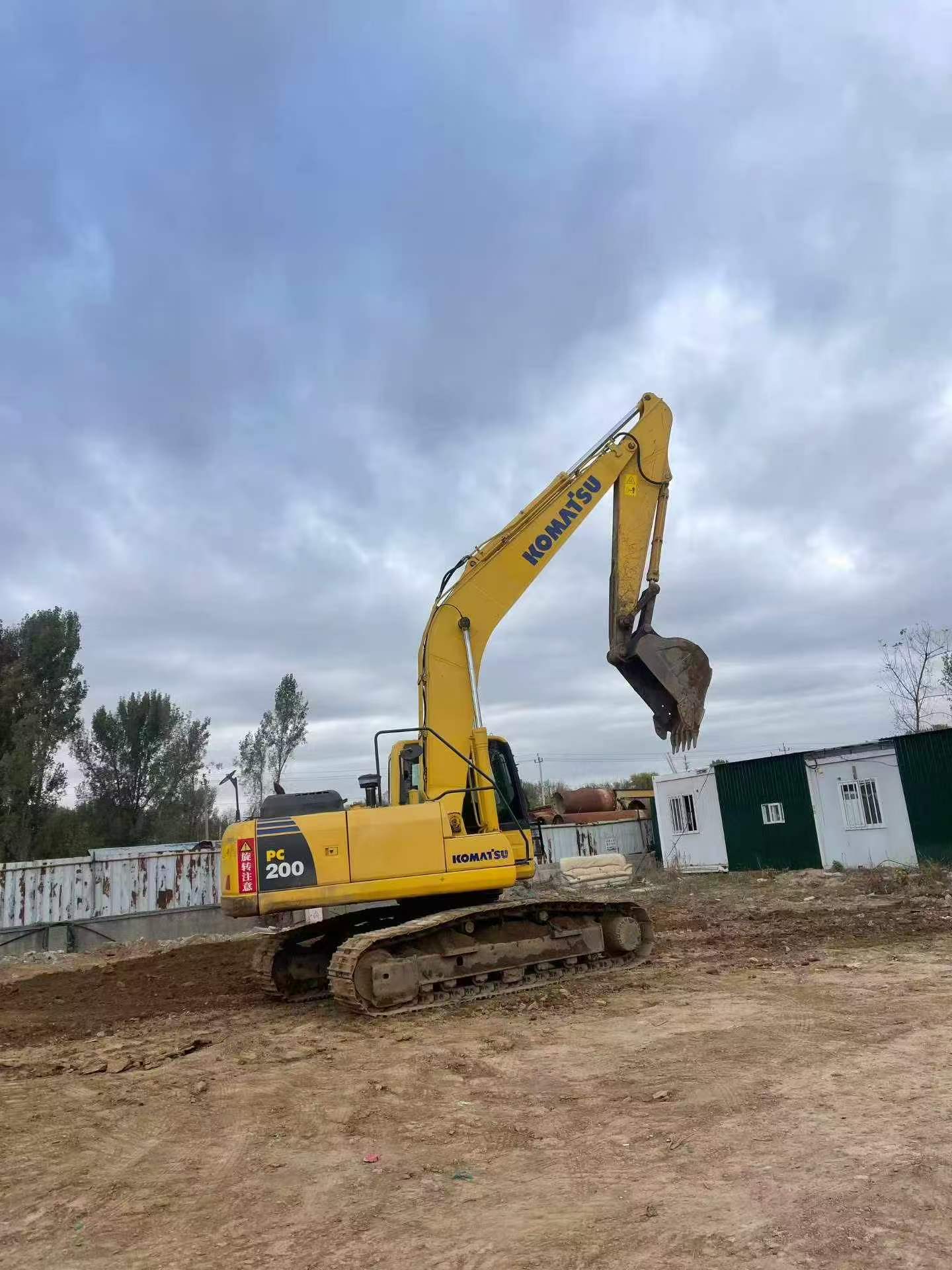 Compre Escavadeira Komatsu PC200-8 Usada / 3