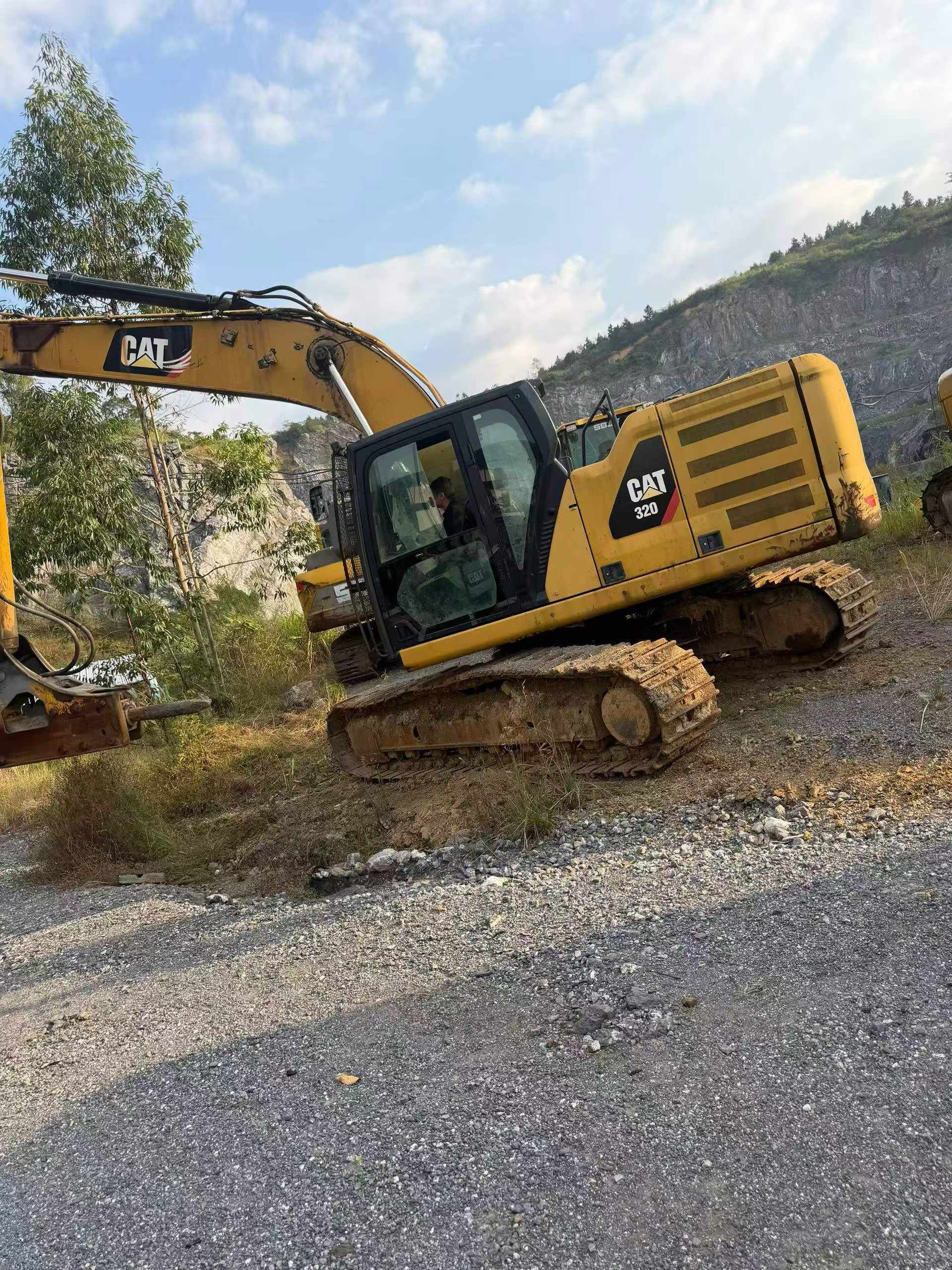 Compre Escavadeira Caterpillar 320A Usada / 4