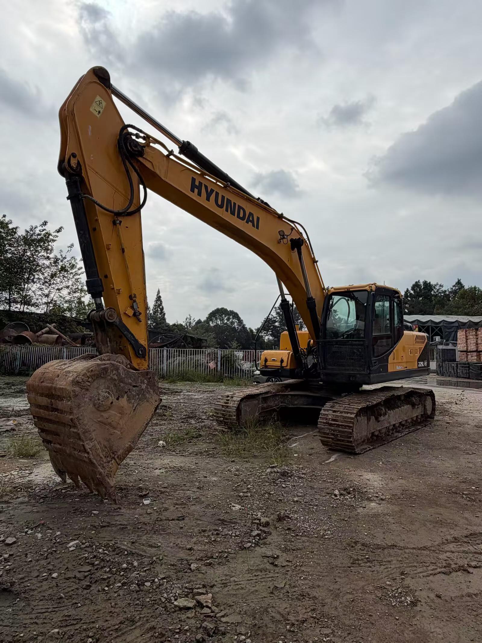 Buy Hyundai R225-7 Used Excavator / 6