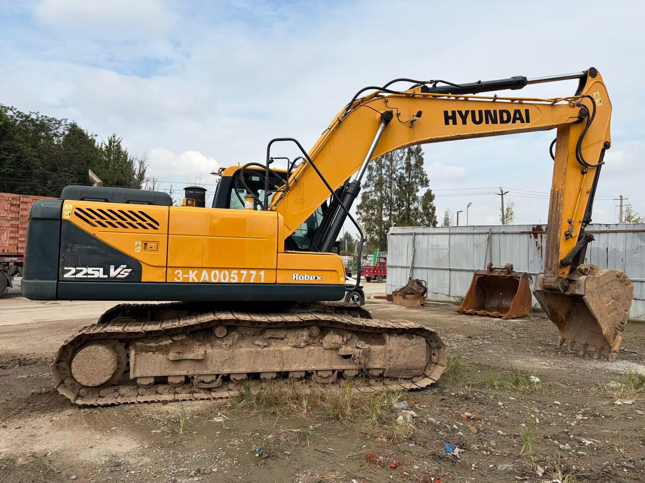 Buy Hyundai R225-7 Used Excavator / 3