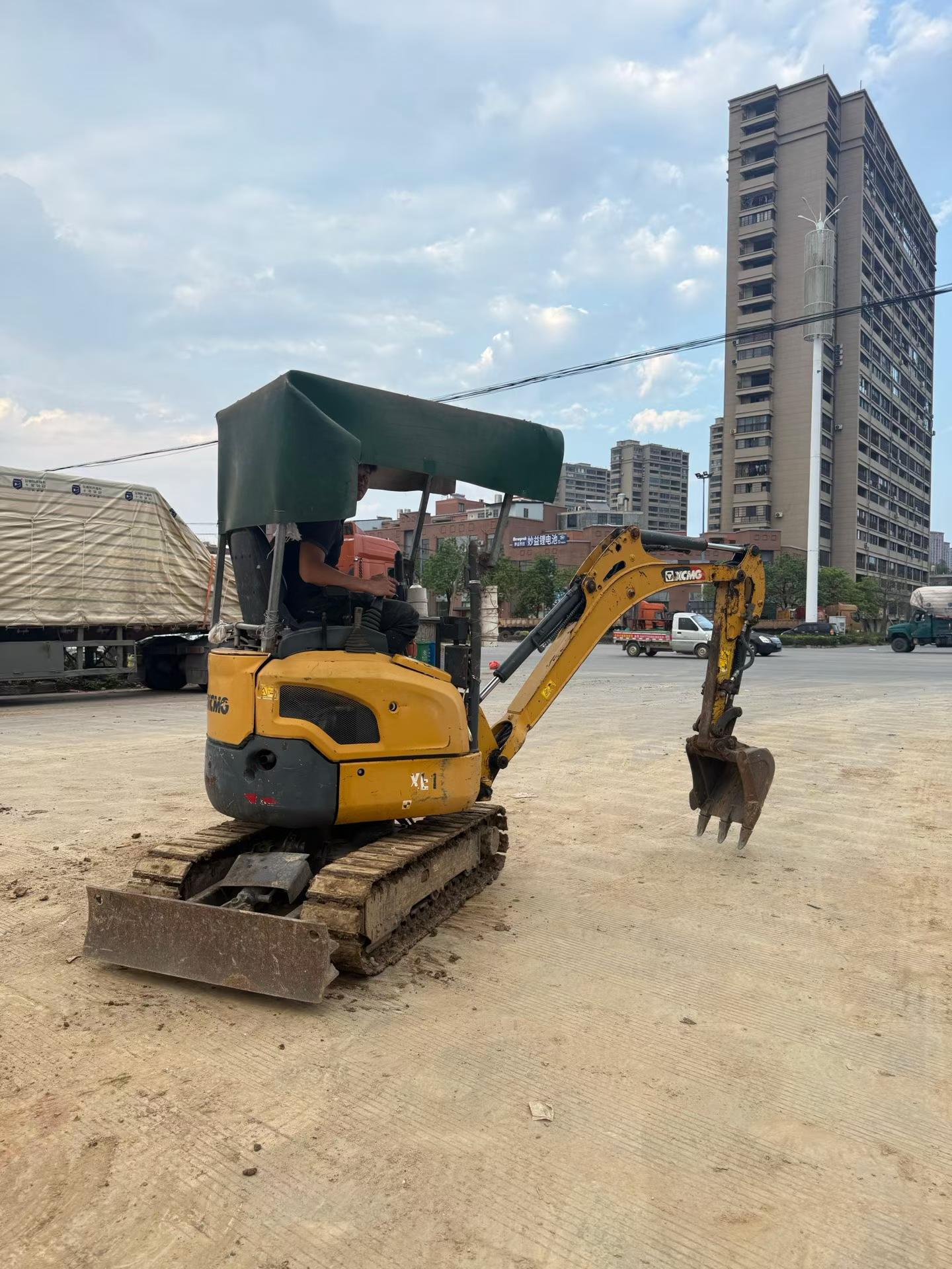 Buy XCMG XE15 Used Excavator / 3