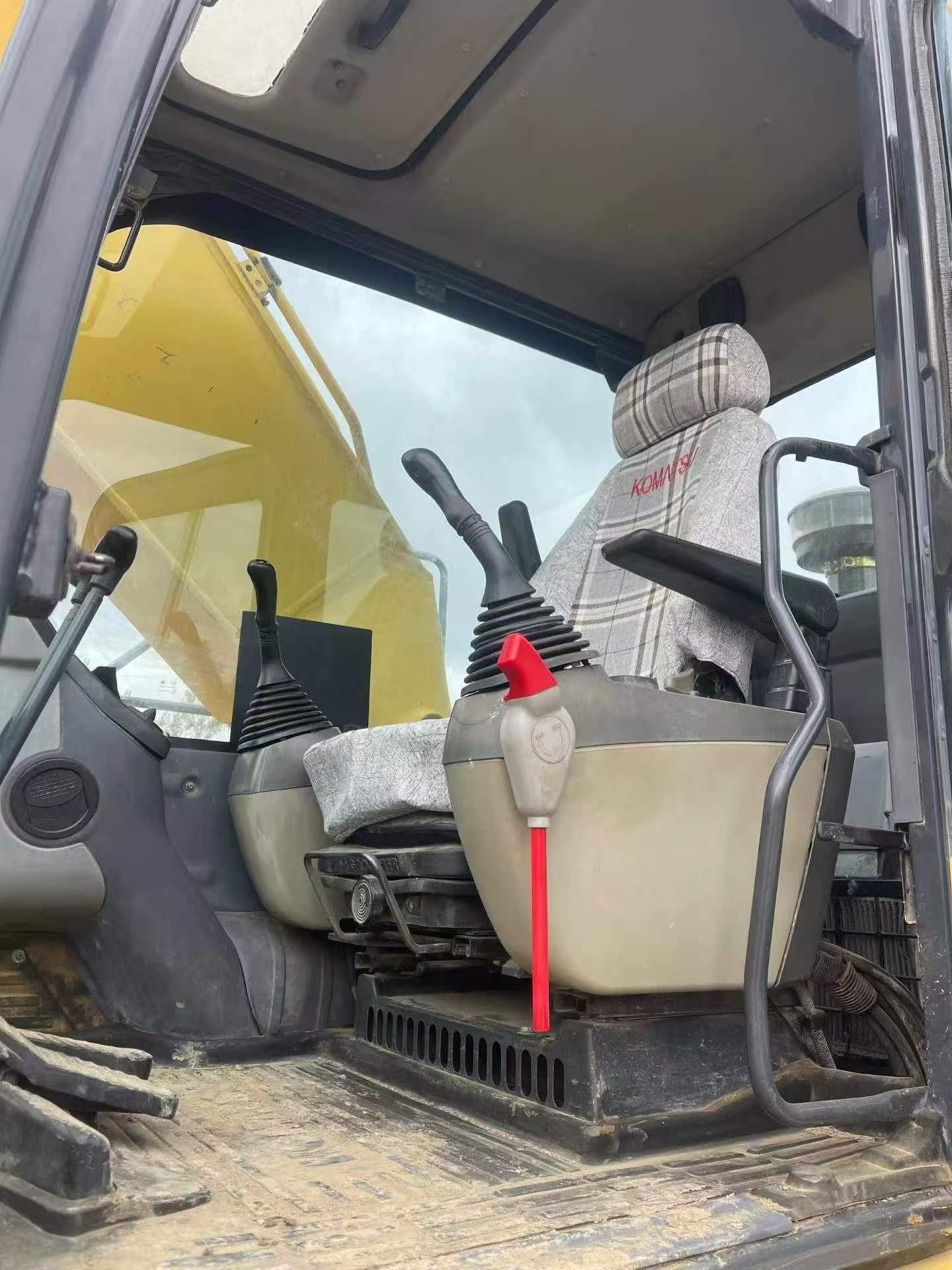 Compre Escavadeira Komatsu PC200-8 Usada / 6